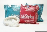 Orijinal başlık: Oversized Protection: Novelty Condom Wrapper Pillows