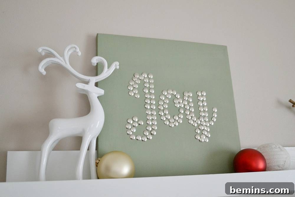 DIY Holiday Decoration Idea: Thumbtack Wall Art