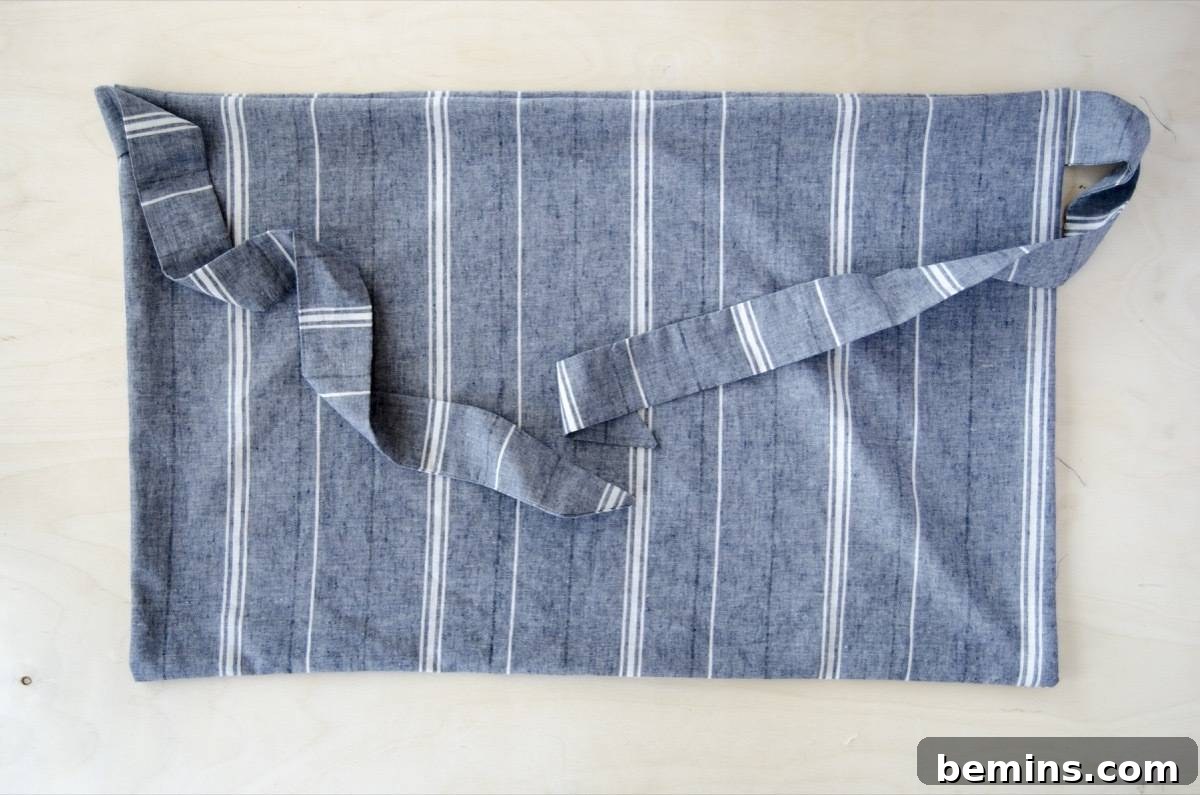 Half apron tutorial: Turn right-side out