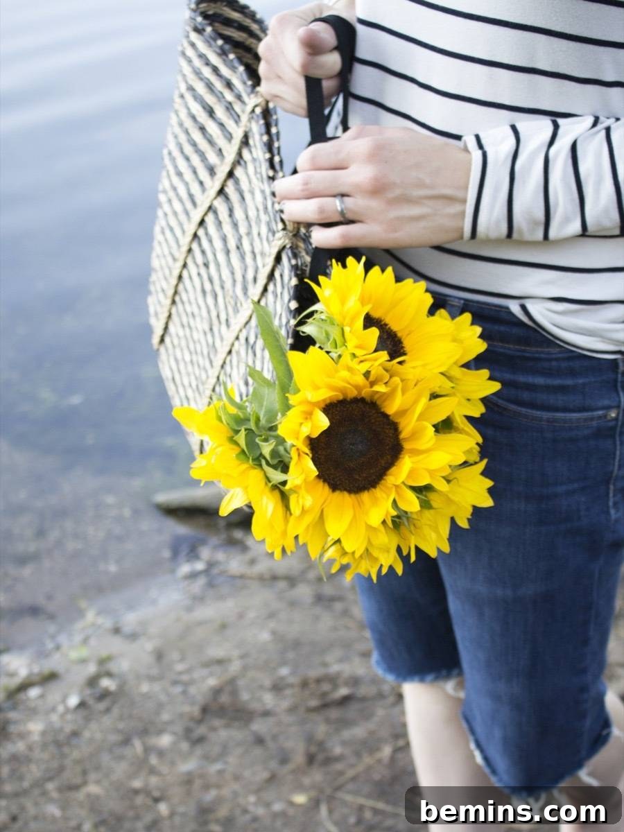 How to transform a straw tote bag into a cute little backpack