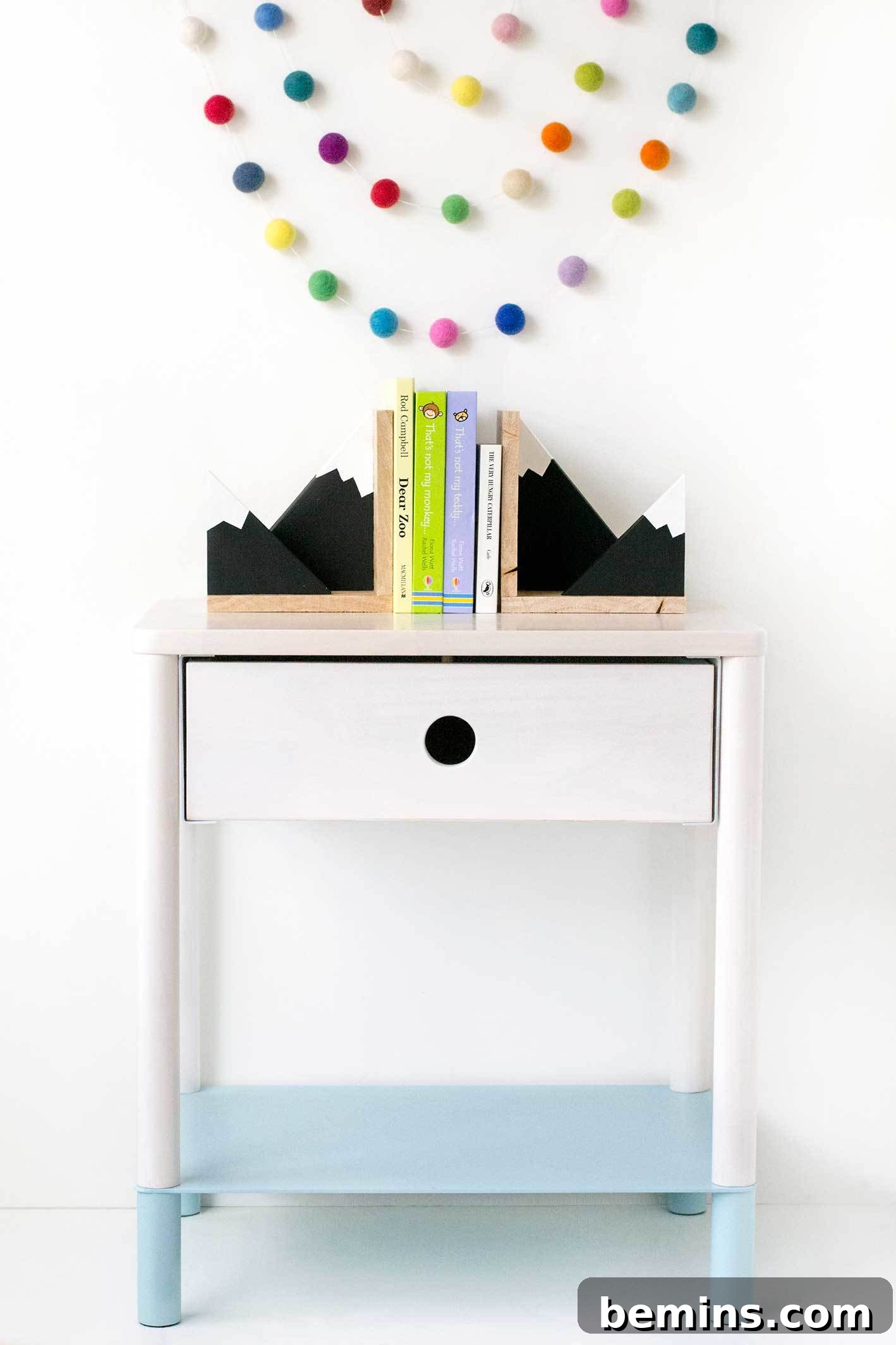 Sweet DIY mountain bookends for your little one's nursery