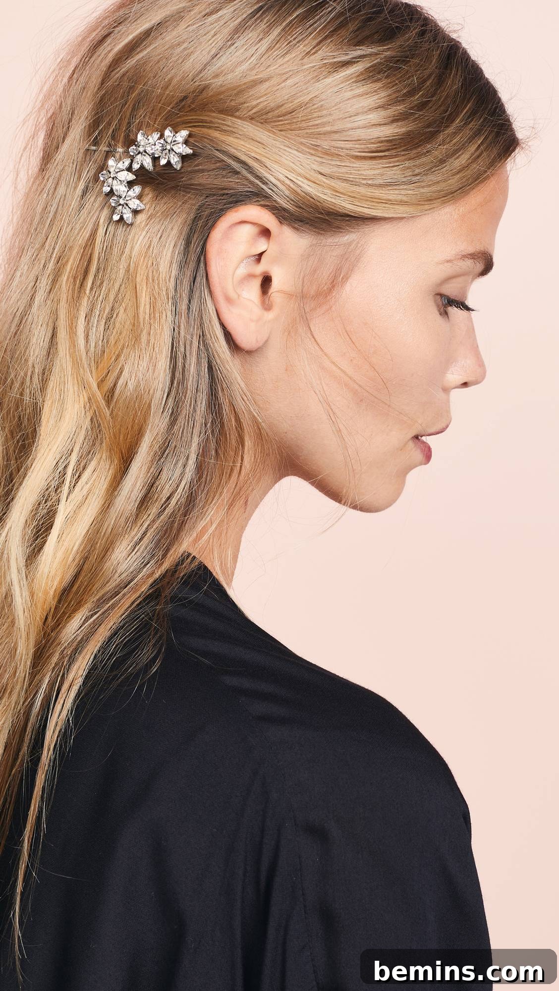 Crystal hair pins, a delicate accessory reflecting the fall trend