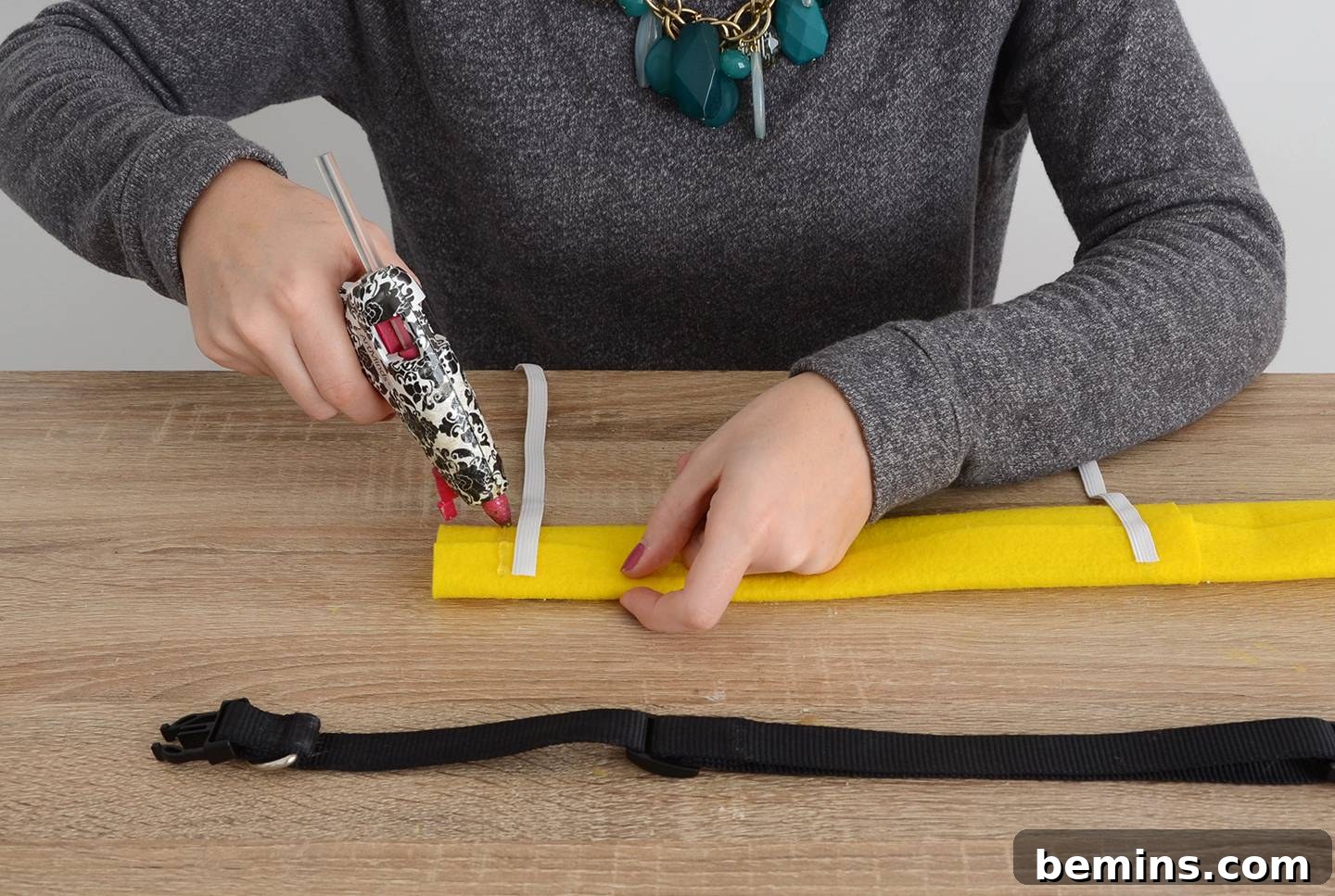 Attaching elastic pieces to the back of the collar cover