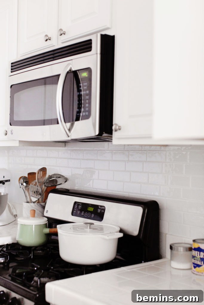 Budget-Savvy Backsplash Upgrades for Renters 5 Renter-friendly backsplash with white subway tile