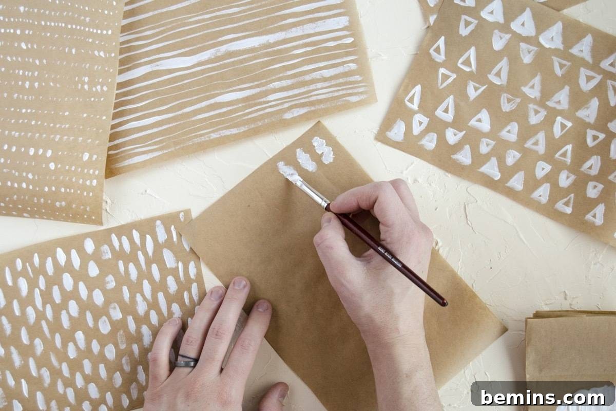 Decorate the paper for your Thanksgiving crackers
