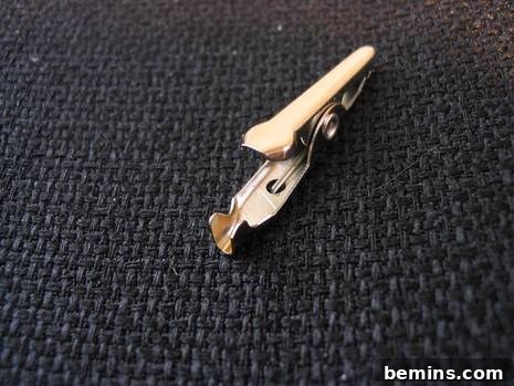 Crimps on an alligator clip