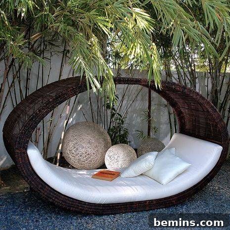 Stylish Outdoor Daybed Design