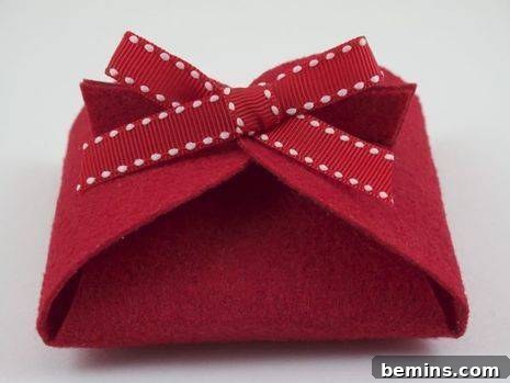 Decorating the Folded Felt Gift Box