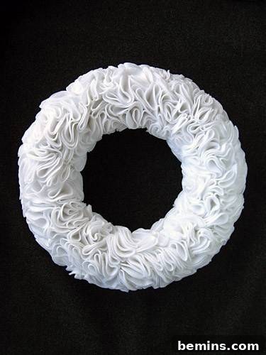 Ultimate DIY Holiday Wreath Ideas 12 Beautiful white rose Christmas Wreath decoration.