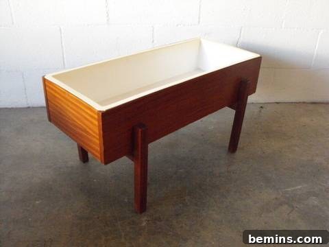 The Budding Home: 5 Modern Planters You Can DIY Today 4 Modern wooden planter ideas.