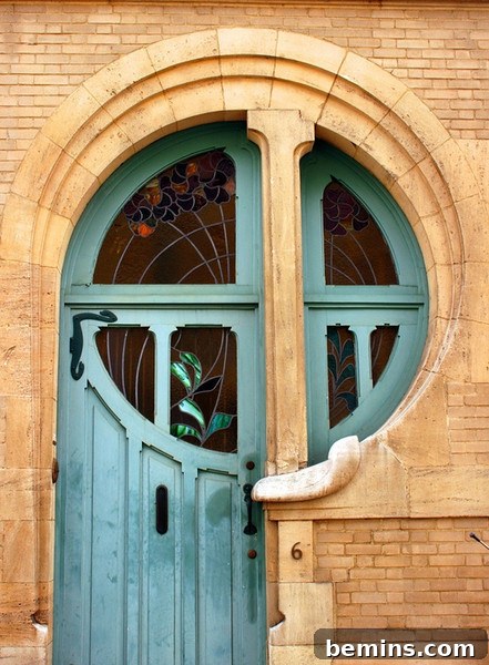 The Unforgettable Entrance 2 A round gate made of glass in the house. Unique circular glass entry door.