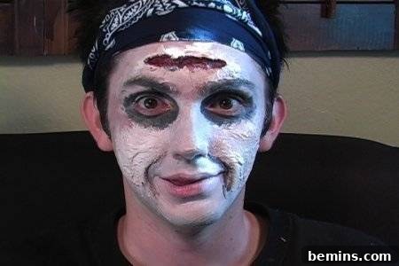 Original Title: Transform Yourself: An Easy Guide to Zombie Makeup 11 Darkening eyes and mouth