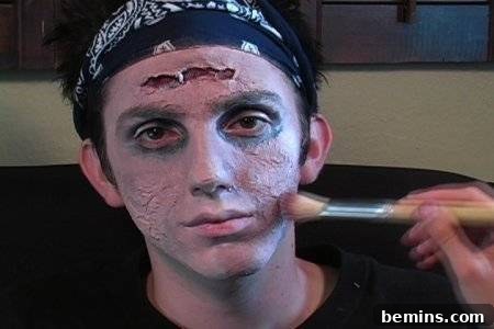 Original Title: Transform Yourself: An Easy Guide to Zombie Makeup 13 Adding color