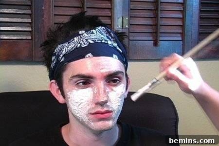 Original Title: Transform Yourself: An Easy Guide to Zombie Makeup 4 Applying white makeup to face