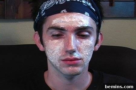 Original Title: Transform Yourself: An Easy Guide to Zombie Makeup 6 Applying cream to cheeks and forehead