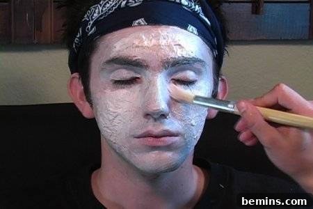 Original Title: Transform Yourself: An Easy Guide to Zombie Makeup 7 Applying white cream makeup