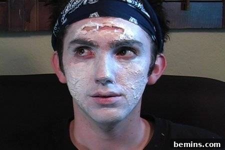 Original Title: Transform Yourself: An Easy Guide to Zombie Makeup 8 Applying makeup