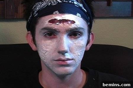 Original Title: Transform Yourself: An Easy Guide to Zombie Makeup 9 Zombie makeup close-up