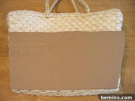 Tote bag prepared with flat wire.