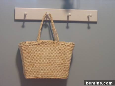 Flat wire tote bag is hanging to the hanger.