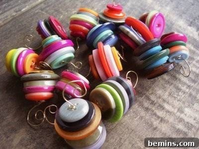 "Christmas Ornaments using 5 Buttons"