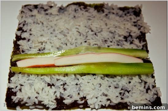 Add filling to the sushi