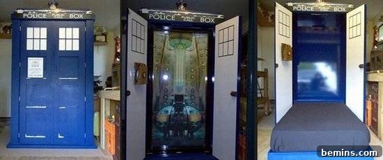 A blue wall opens into a room.