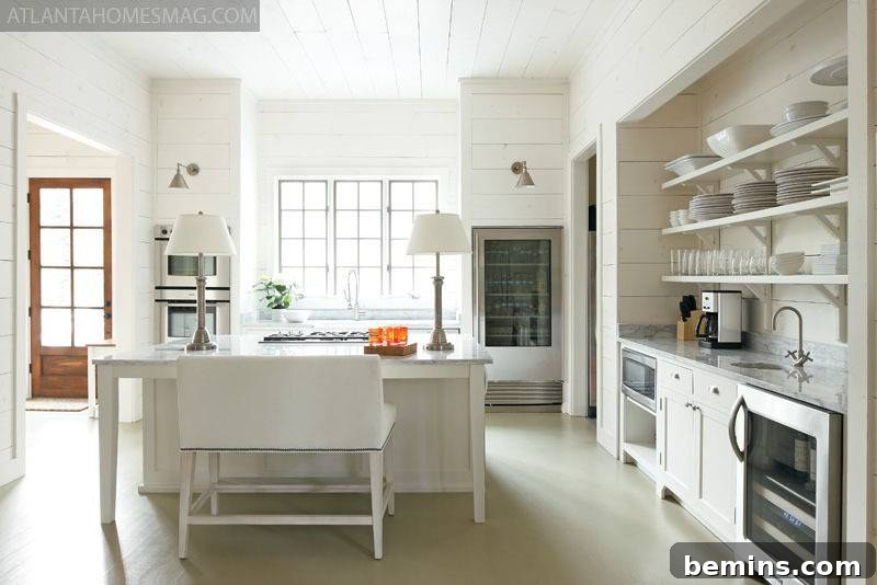 White kitchen with a lamp on the island, creating a symmetrical and stylish look