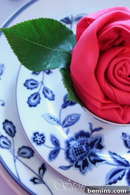 Roundup: Six Creative Napkin Flower Ideas 2 DIY dining table etiquette flower napkin arrangement.