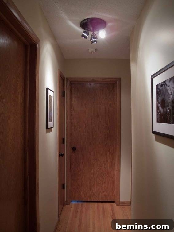 Metal shade light fixture reducing ceiling reflection