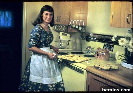 1950s GE Appliance Ad Featuring a Yellow-Gold Double Oven
