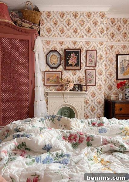 Quilts and wallpaper make the look for this cozy bedroom from @_cosyhome/Instagram