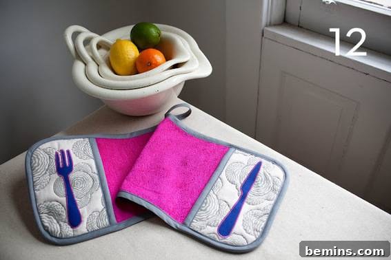 Double mitt with kitchen-themed appliques