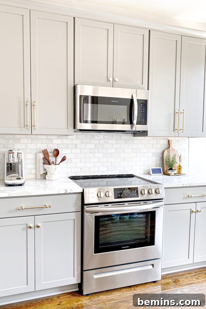 Sparkling Stove Top: Your Guide to Cutting Through Kitchen Grease 2 Clean kitchen and stovetop
