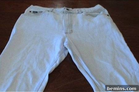 How to Sew Your Own Overalls 3 A pant is in the table.