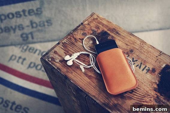iPhone Sleeve in Brown - Stylish and Protective Gift