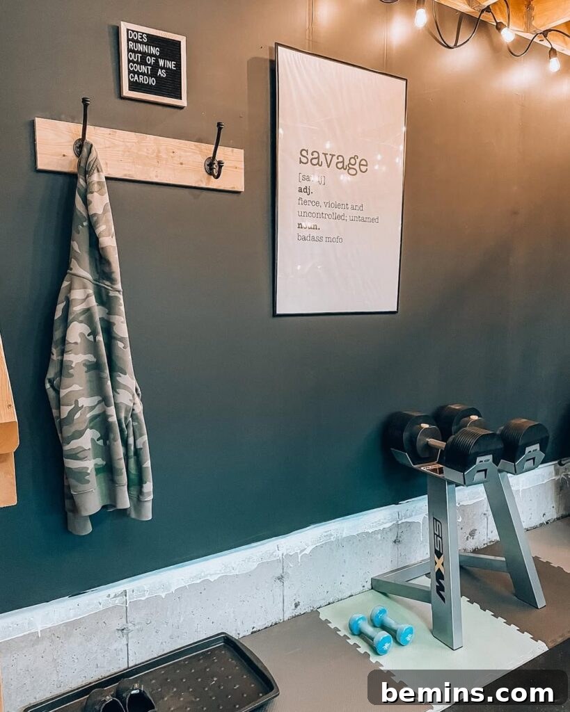 Zahmetsizce Formda Kalın: Bodrum Katı Ev Spor Salonu Fikirleri 12 Basement gym with dumbbells and motivational quotes