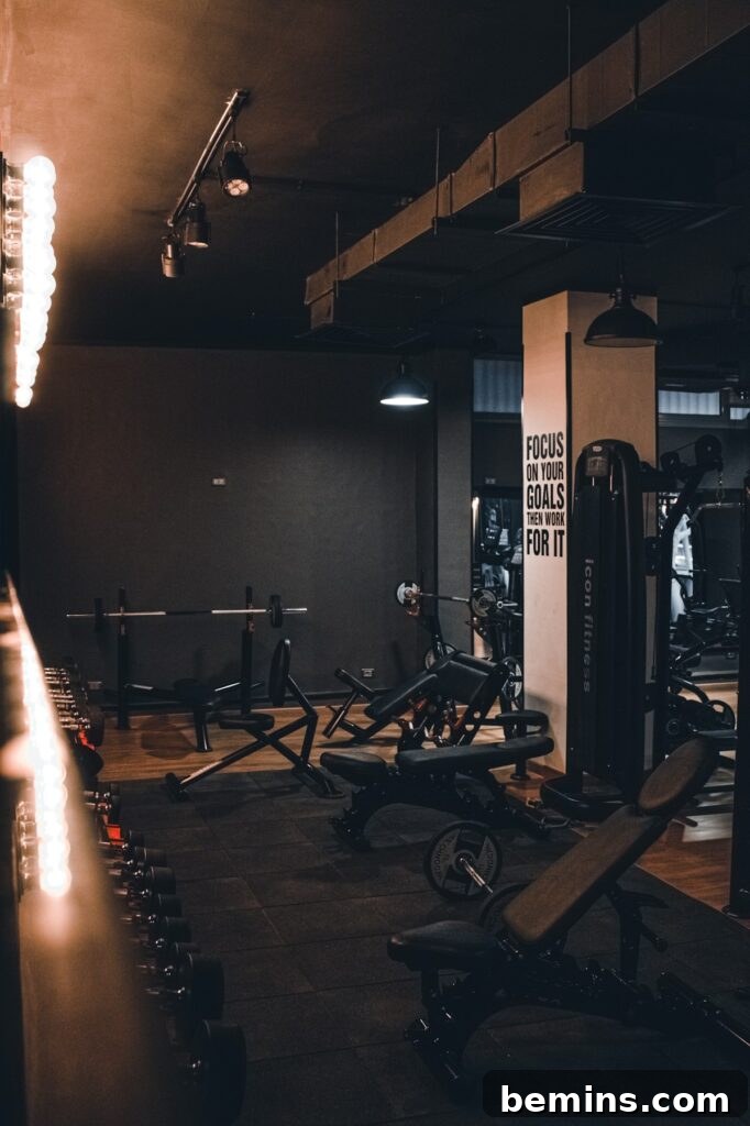 Zahmetsizce Formda Kalın: Bodrum Katı Ev Spor Salonu Fikirleri 3 a gym with a row of exercise machines