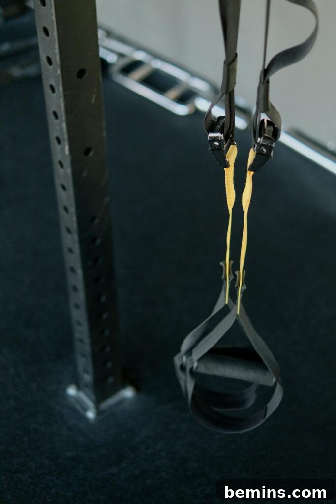Zahmetsizce Formda Kalın: Bodrum Katı Ev Spor Salonu Fikirleri 9 Close-up of a suspension trainer at a gym, perfect for fitness enthusiasts seeking versatile workouts.