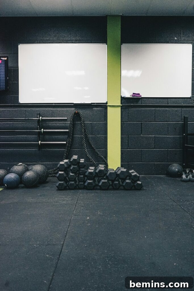 Zahmetsizce Formda Kalın: Bodrum Katı Ev Spor Salonu Fikirleri 10 a gym with balls and a chain on the floor