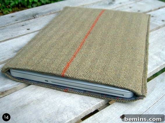 Creative DIY Laptop & Tablet Case Projects 15 Two-Tone Felt iPad Case