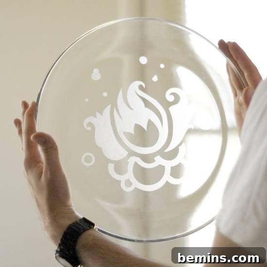 20 Heartfelt DIY Gifts for Mom 17 A clear plate with a strange design in the middle.