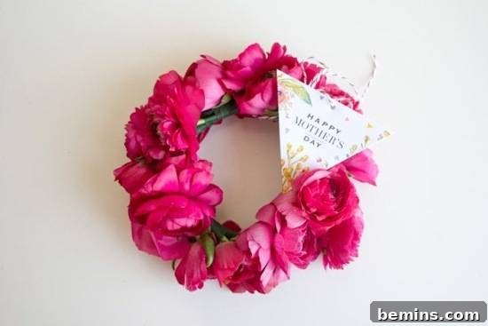 20 Heartfelt DIY Gifts for Mom 3 A ring of pink leaves has a triangular note in it.