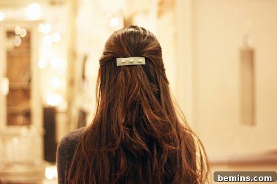 20 Heartfelt DIY Gifts for Mom 9 The back of a brunette woman's hair showing her scrunchie.