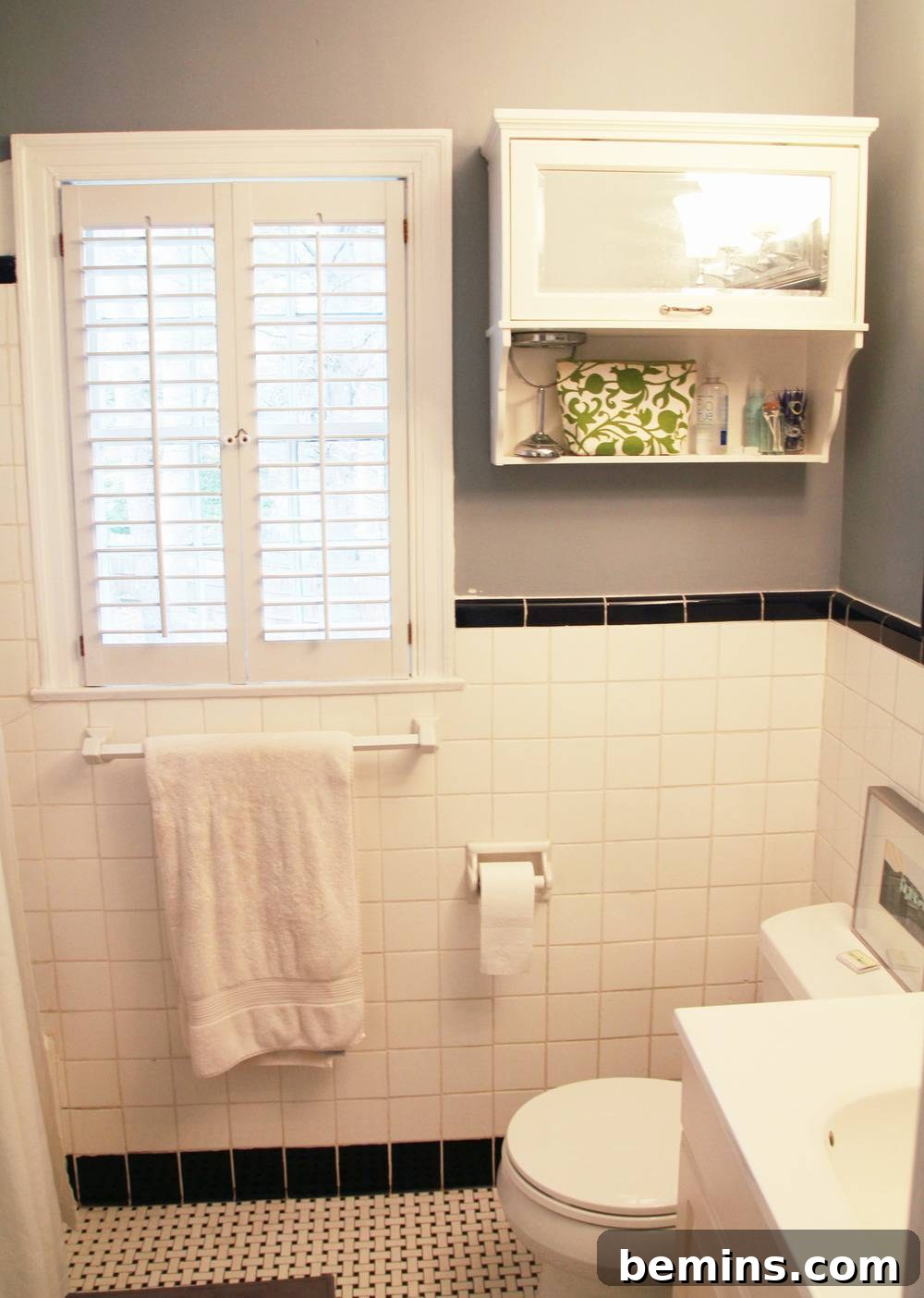 Bathroom with gray walls and natural light: A modern bathroom design with serene aesthetics