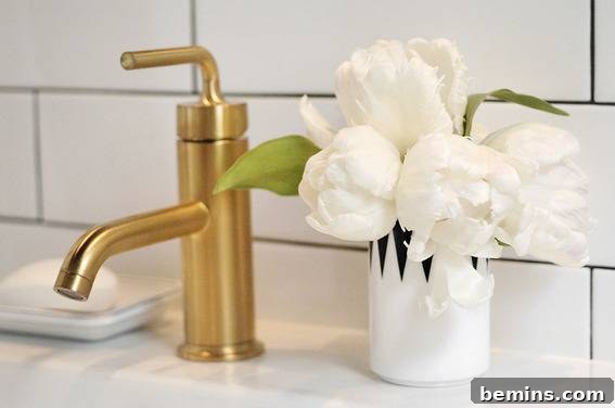 Golden Accents: A Luxurious Gold Faucet Complements the Bathroom's Elegant Design