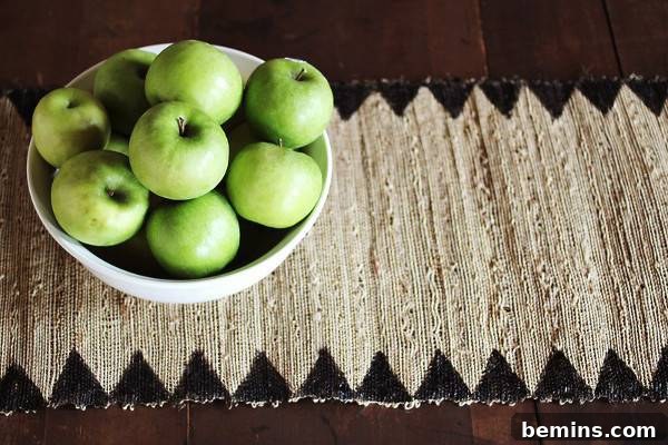 Stylish Thanksgiving Table: 20 DIY Textile Ideas 16 Bowl of Fruits on Mat