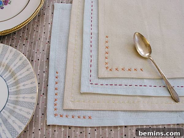 Stylish Thanksgiving Table: 20 DIY Textile Ideas 6 Gold Spoon on Napkin