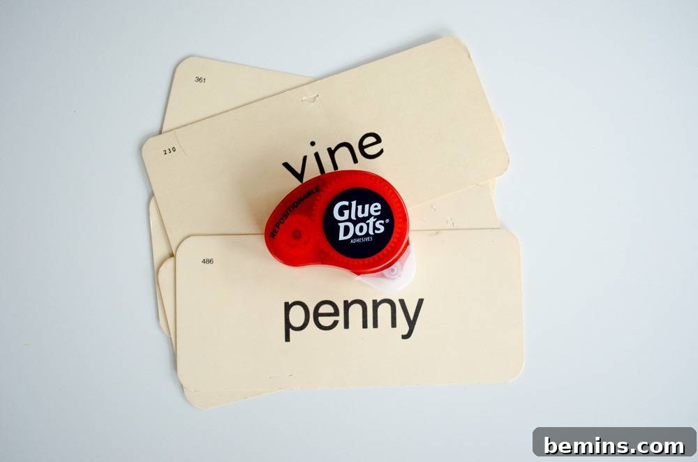 Vintage Flashcard Wall Decor Ideas 4 Vintage flash cards, Glue Dots, and Tape are all you need