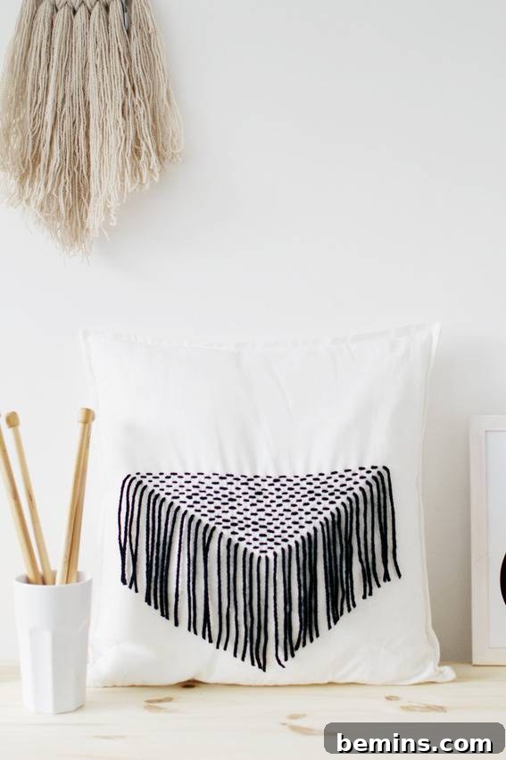 Yarn embellished pillow - Fall for DIY